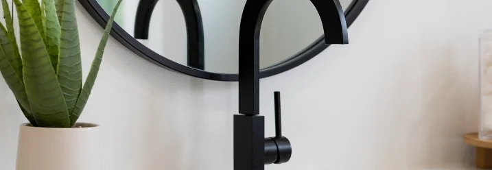 Schwarzer Wasserhahn auf Waschbecken